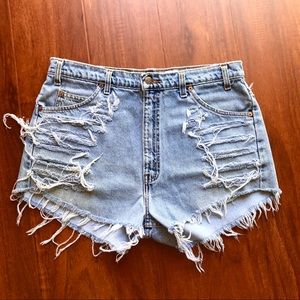 VTG Levi’s high waisted denim distressed shorts
